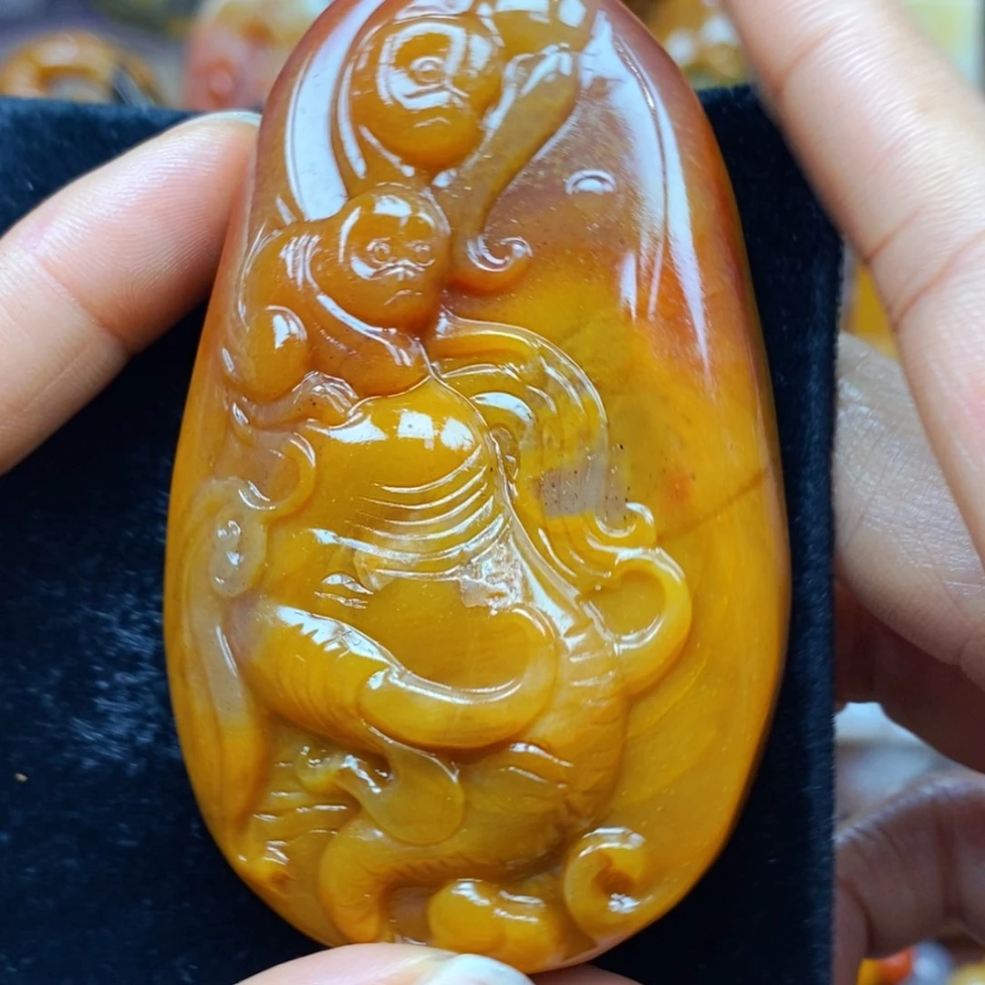 未镶嵌石英质玉（黄龙玉）颈饰