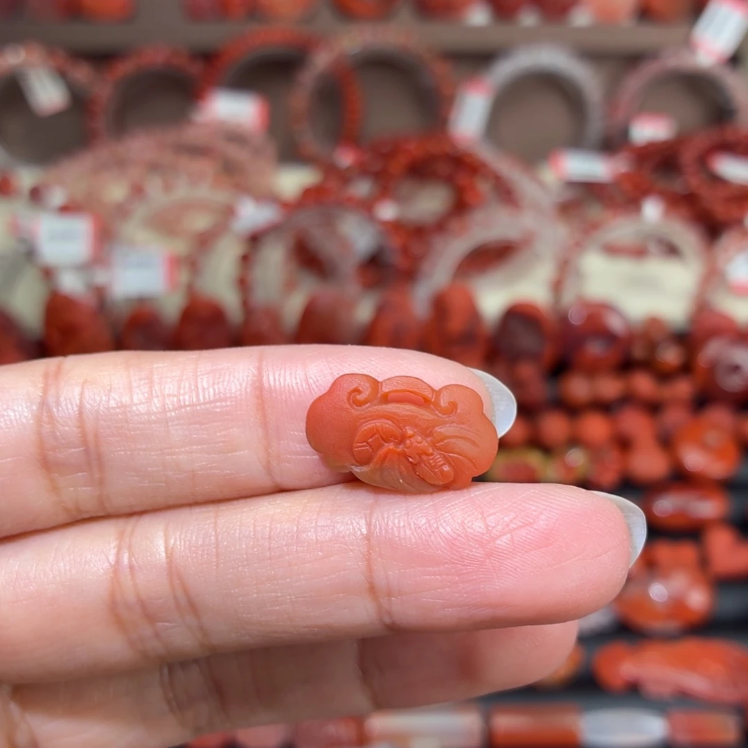 南红玛瑙未镶嵌颈饰如意锁