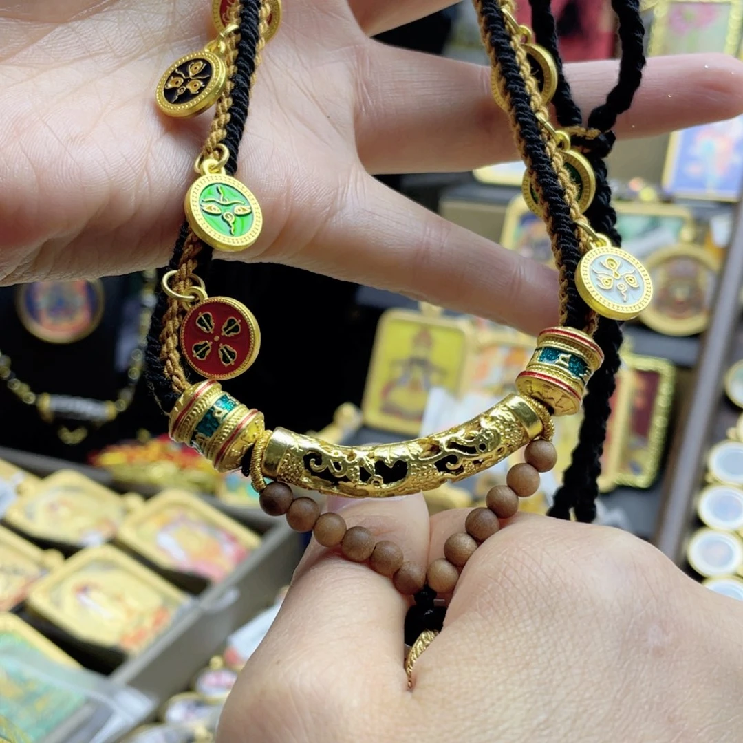 吊坠女**?唐卡等多种形式进行的艺术