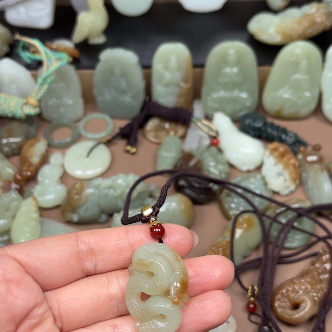 和田玉颈饰未镶嵌香****餐