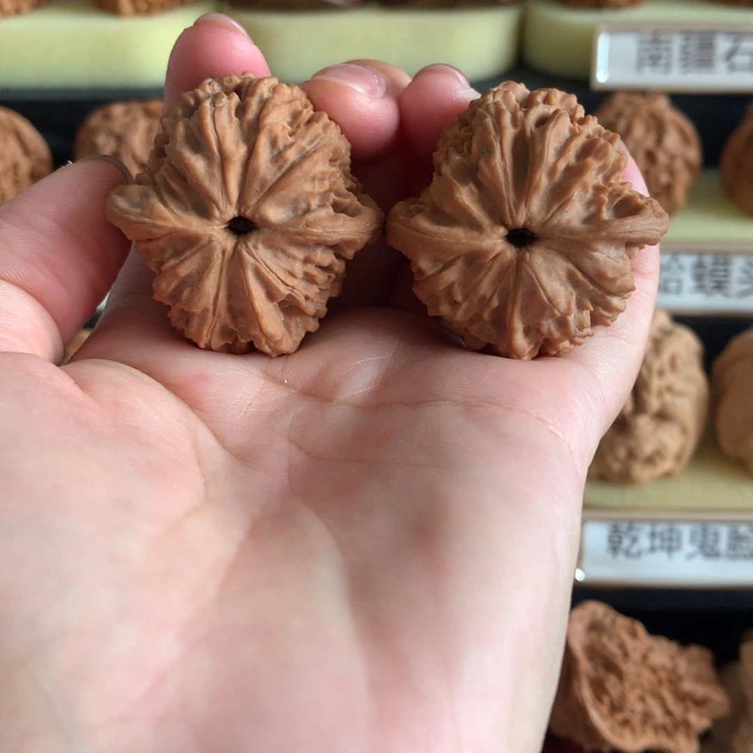 跳***核桃核吊坠文玩红狮子白茬38