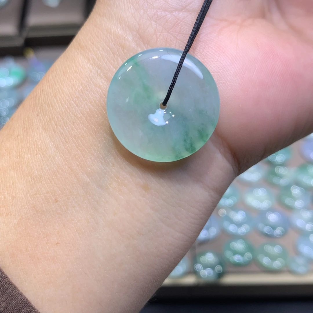 翡翠未镶嵌颈饰平安扣