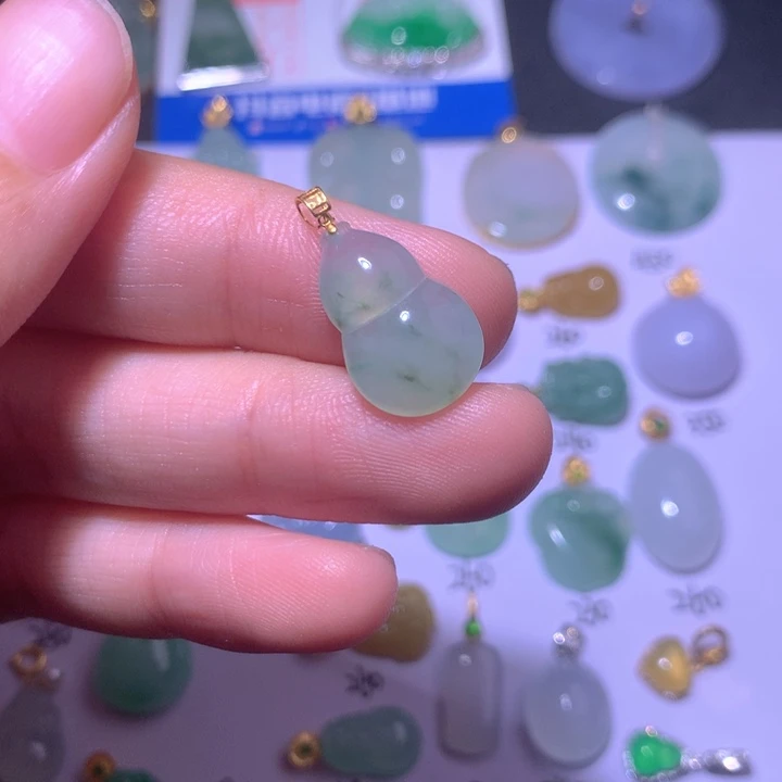 翡翠18K金镶嵌颈饰陈****翡翠