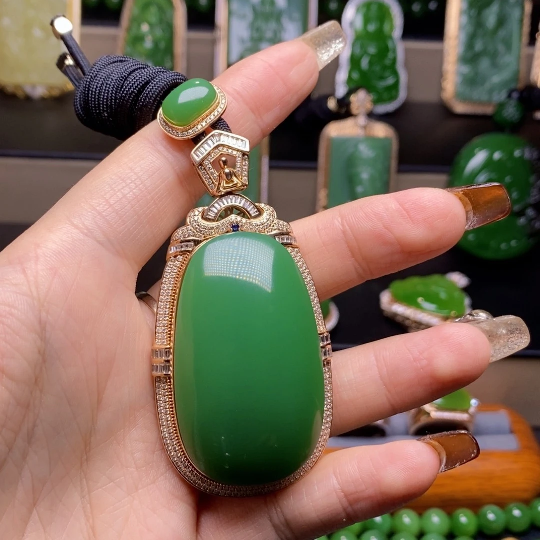 非***缘和田玉18K金镶嵌颈饰