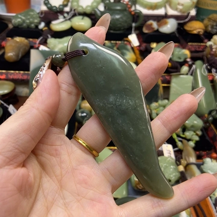 未镶嵌岫岩老玉（透闪石质玉）把件