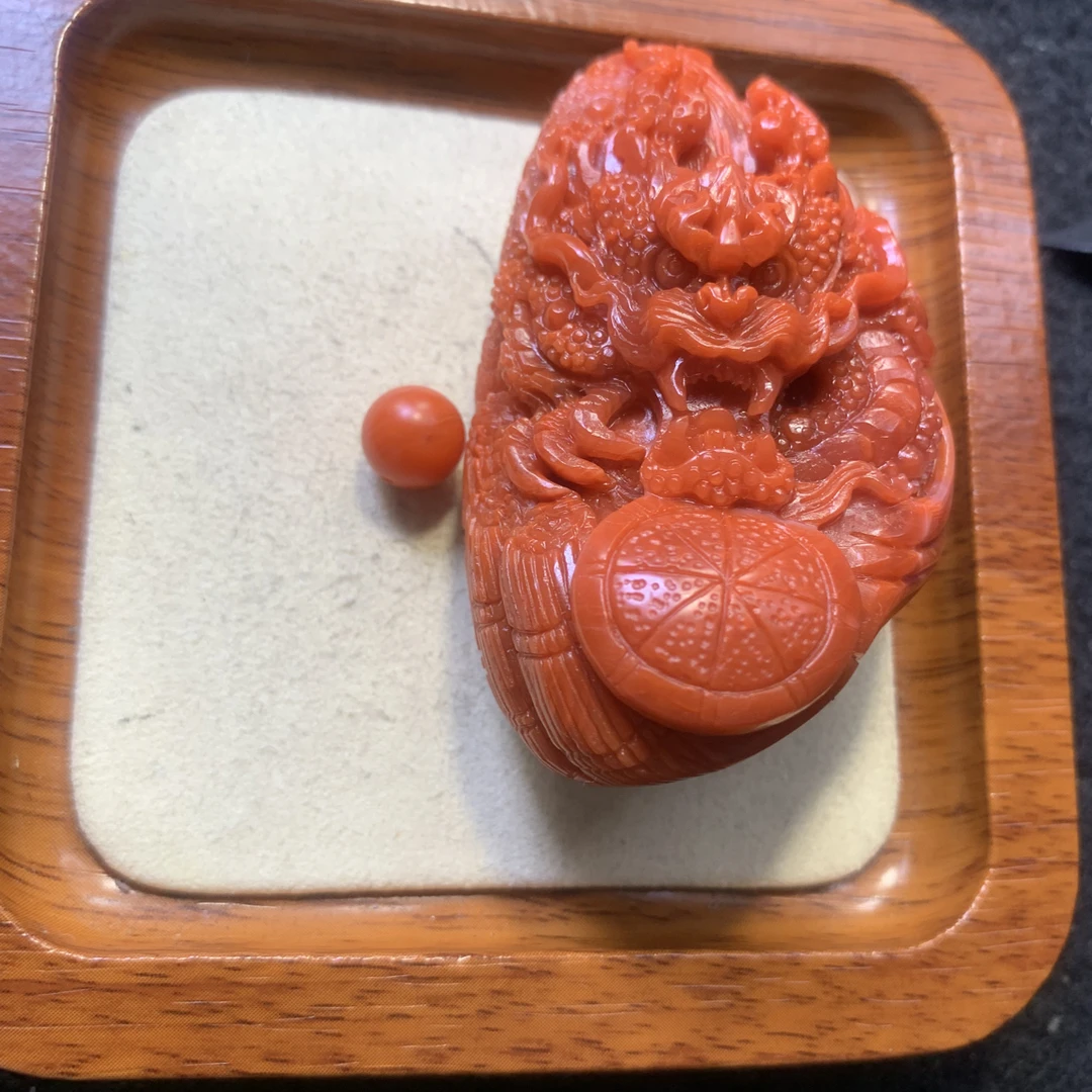 天然南红雕刻龙牌满肉柿子火焰红尺寸35x43x22mm其中一件