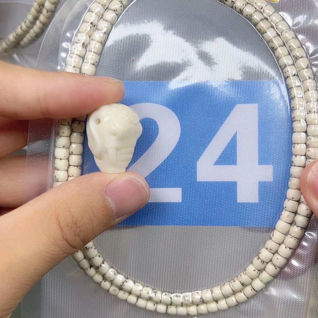 星月菩提吊坠54古瓷白脖挂,带象三通。   24