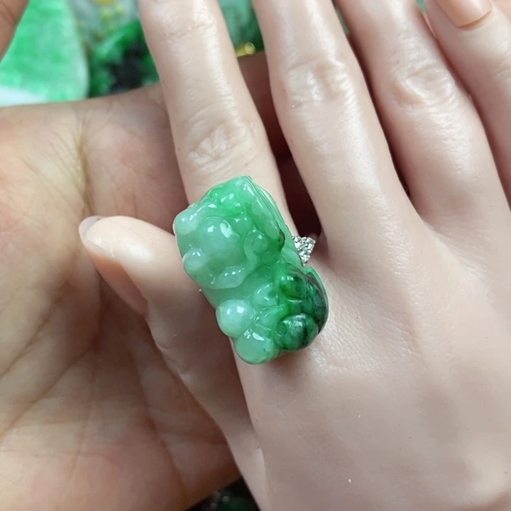 翡翠未镶嵌吊坠(赠链)