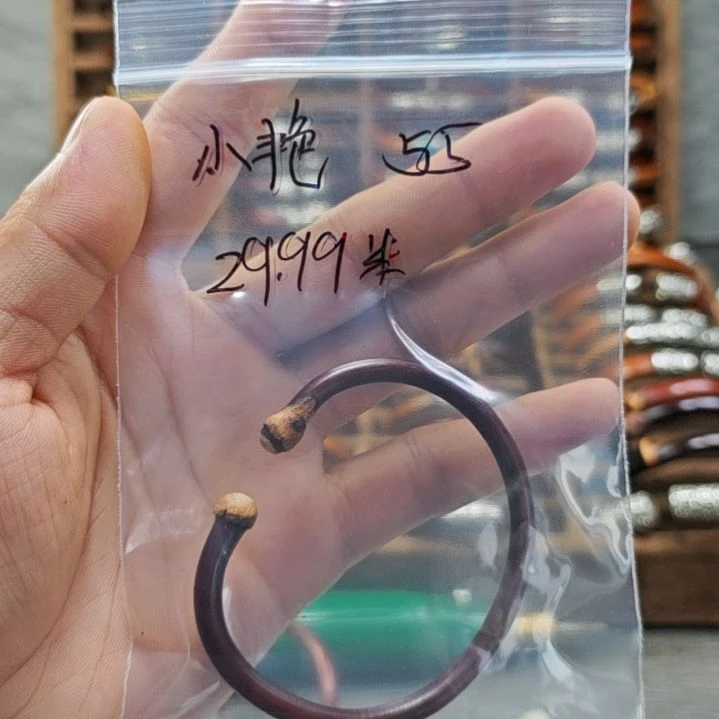 小***艳木质非金属正宗西藏鸡血藤手镯。