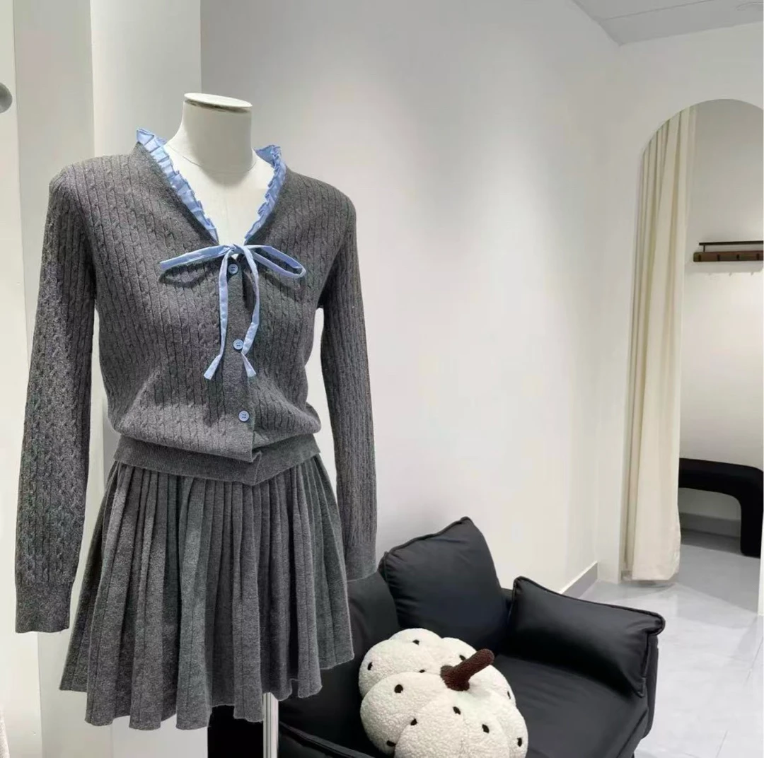 学生妹蓝边灰色针织上衣百褶裙两件套套装
