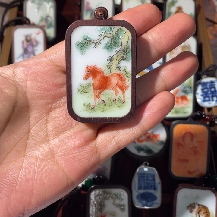 瓷片生肖马檀木挂件