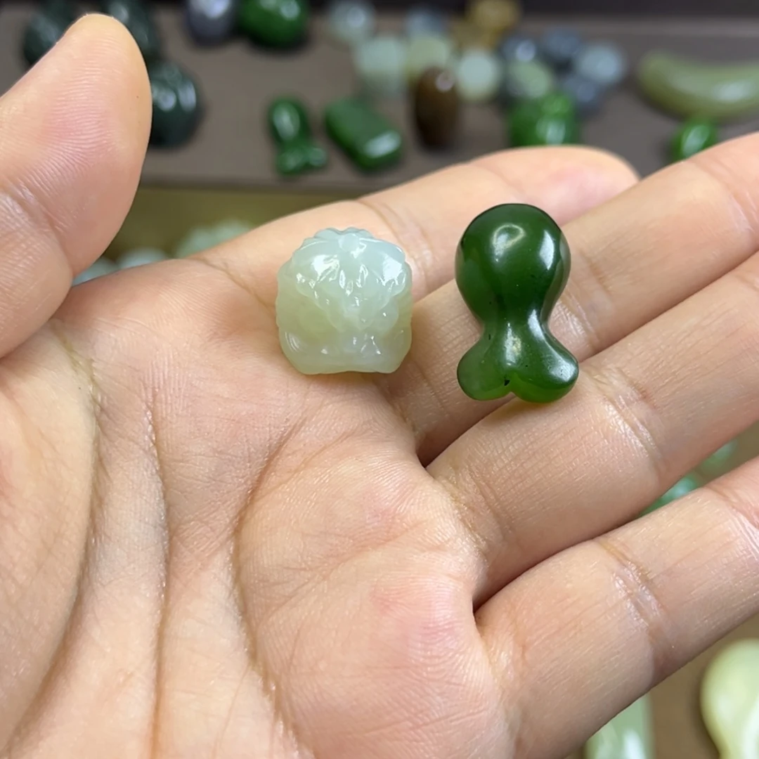 小***糊颈饰未镶嵌和田玉