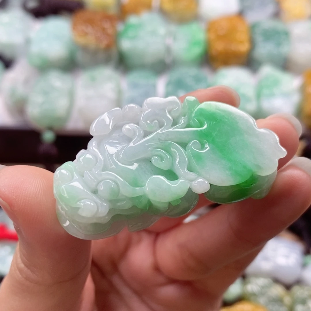 翡翠未镶嵌颈饰貔貅