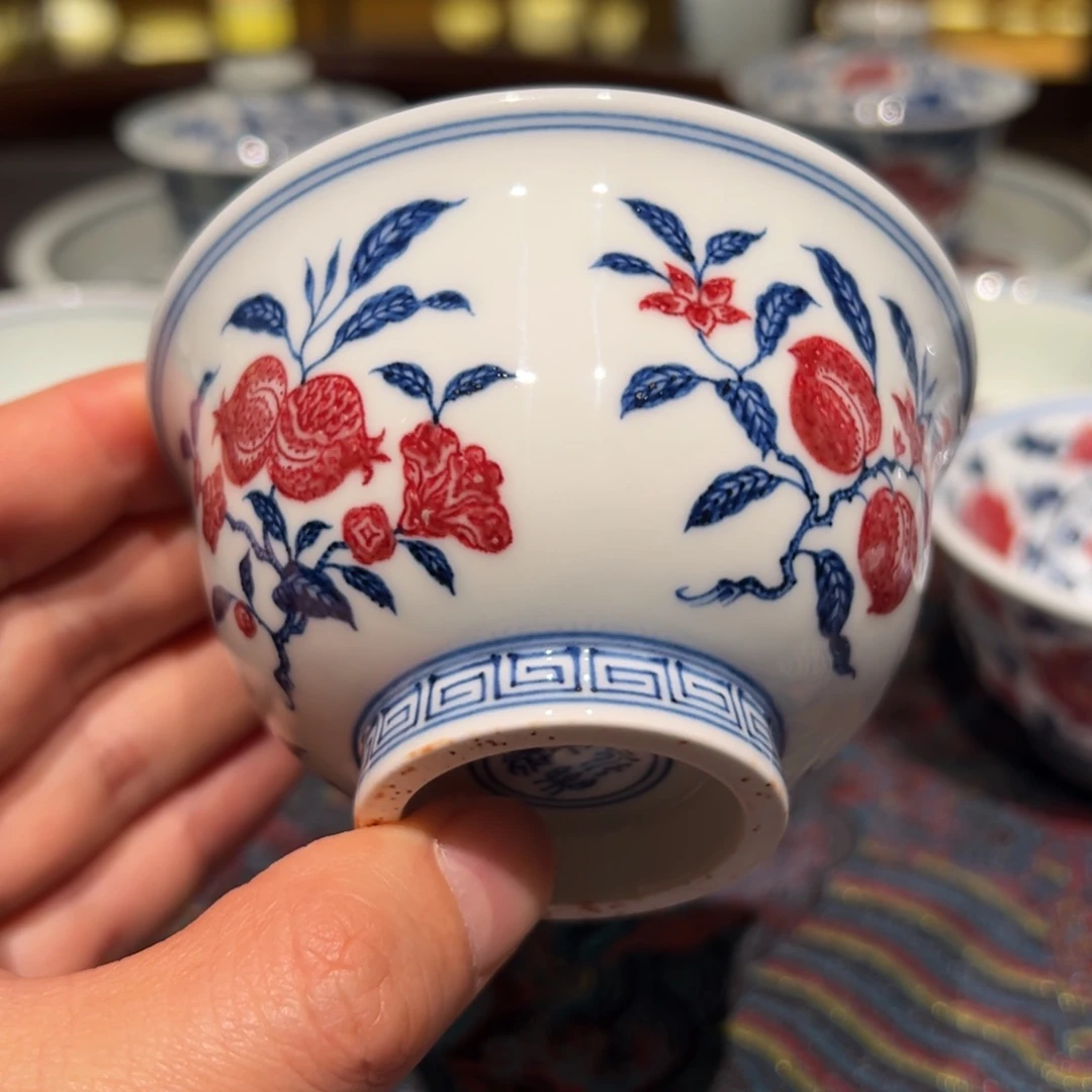 陶精品青花釉里红四面瓜果压手杯口径约9.5厘米