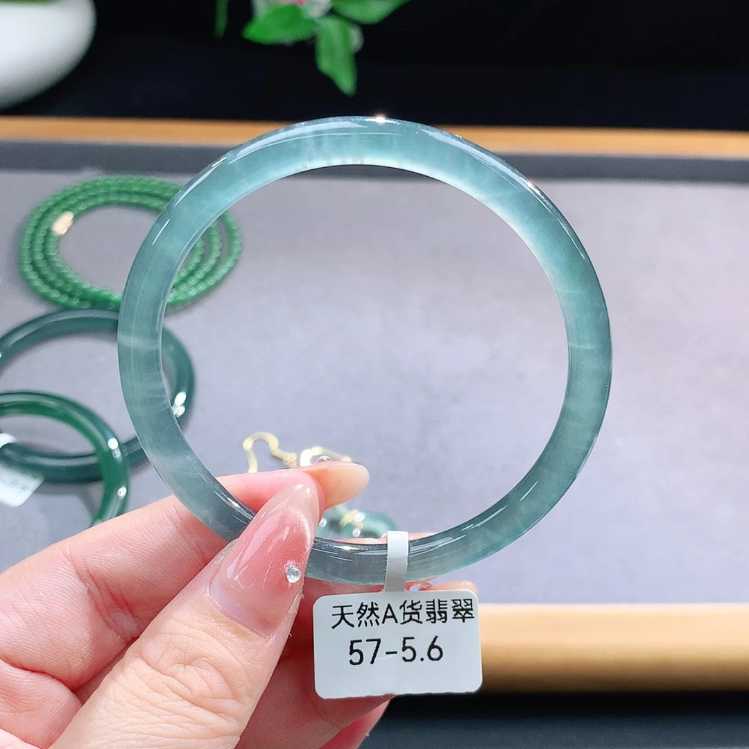 未镶嵌手镯（圆镯）翡翠