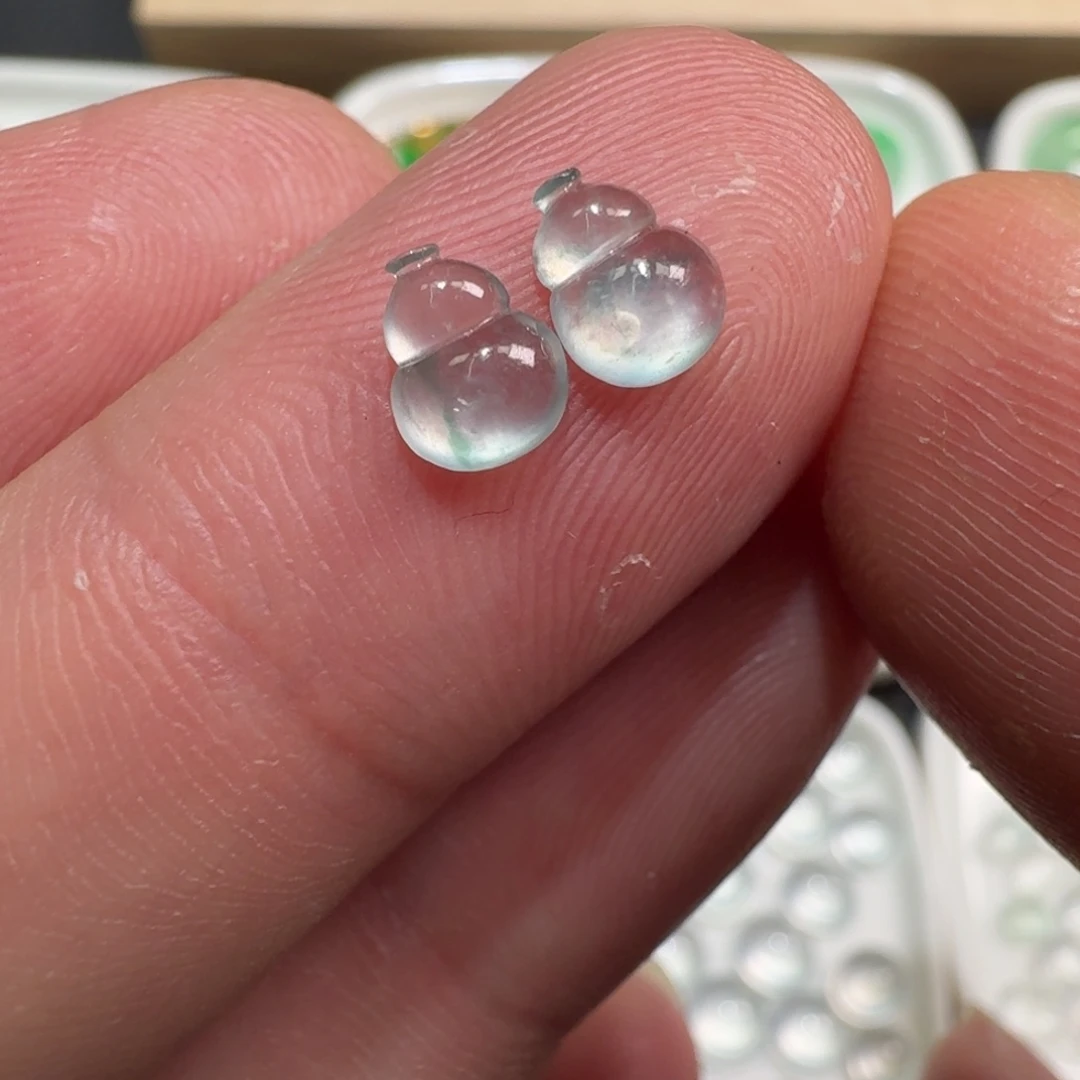 翡翠未镶嵌颈饰葫芦