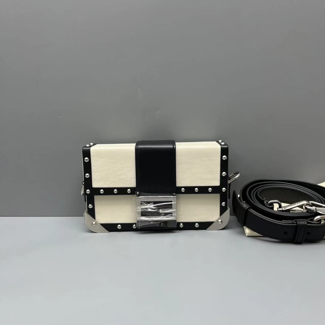 95新 FENDI/芬迪 秀款Baguette trunk硬盒子包 尺寸18*11 SV15137