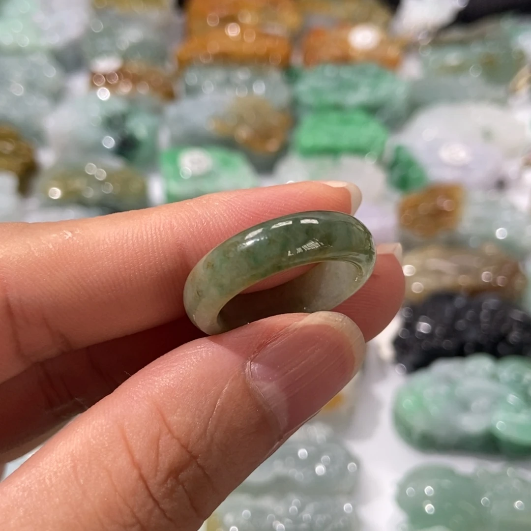 翡翠未镶嵌颈饰戒圈