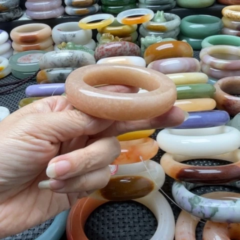 石英岩玉未镶嵌手镯