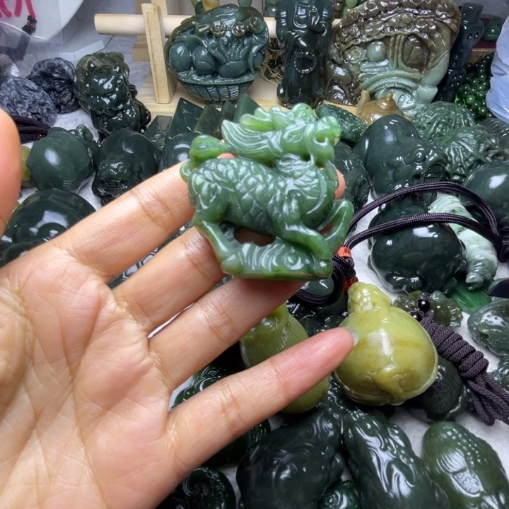 爱***己和田玉未镶嵌颈饰