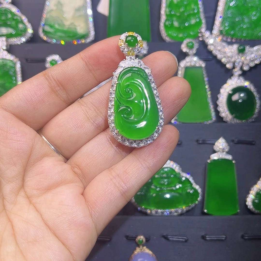 翡翠未镶嵌颈饰如意