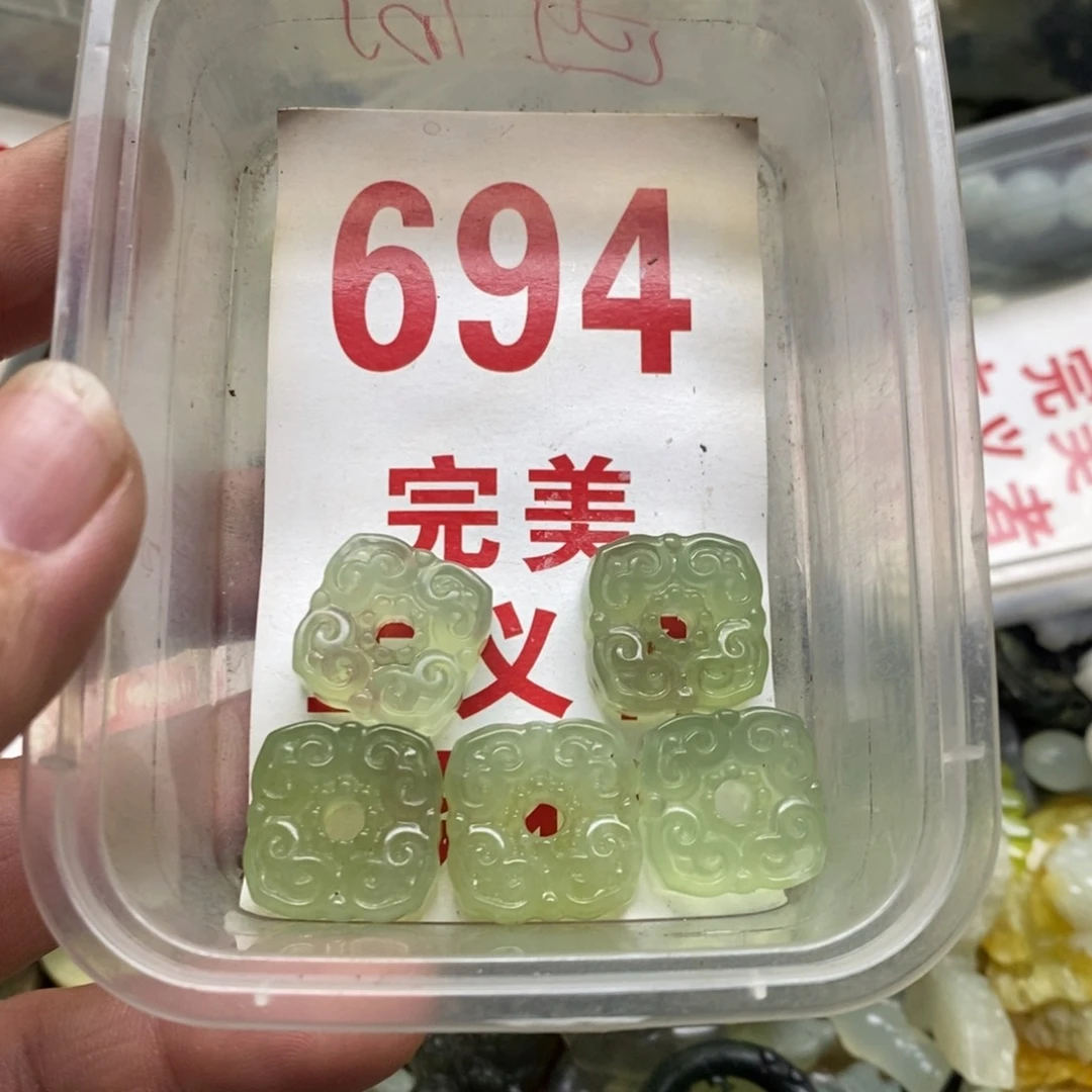 蛇纹石玉挂坠未镶嵌