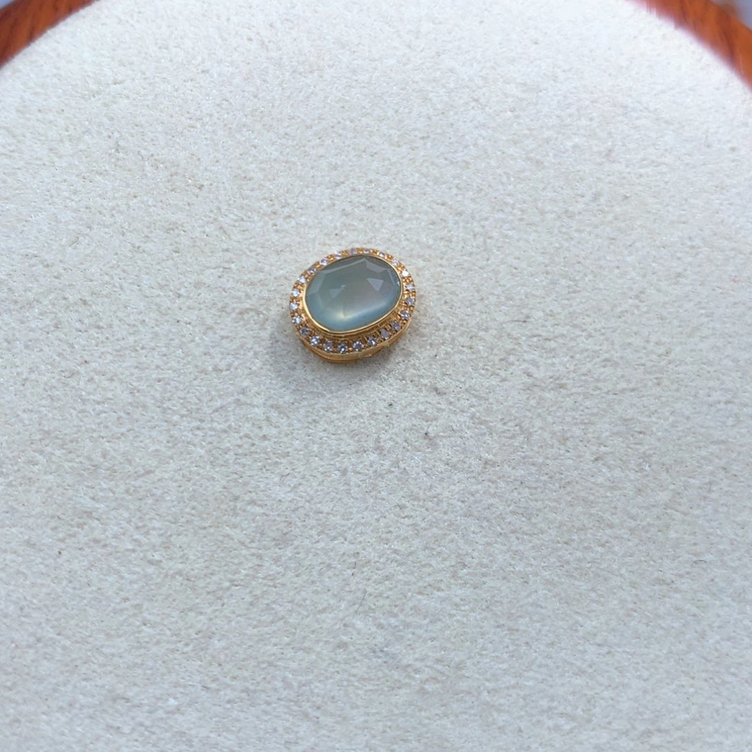 翡翠18K金镶嵌项链蛋面