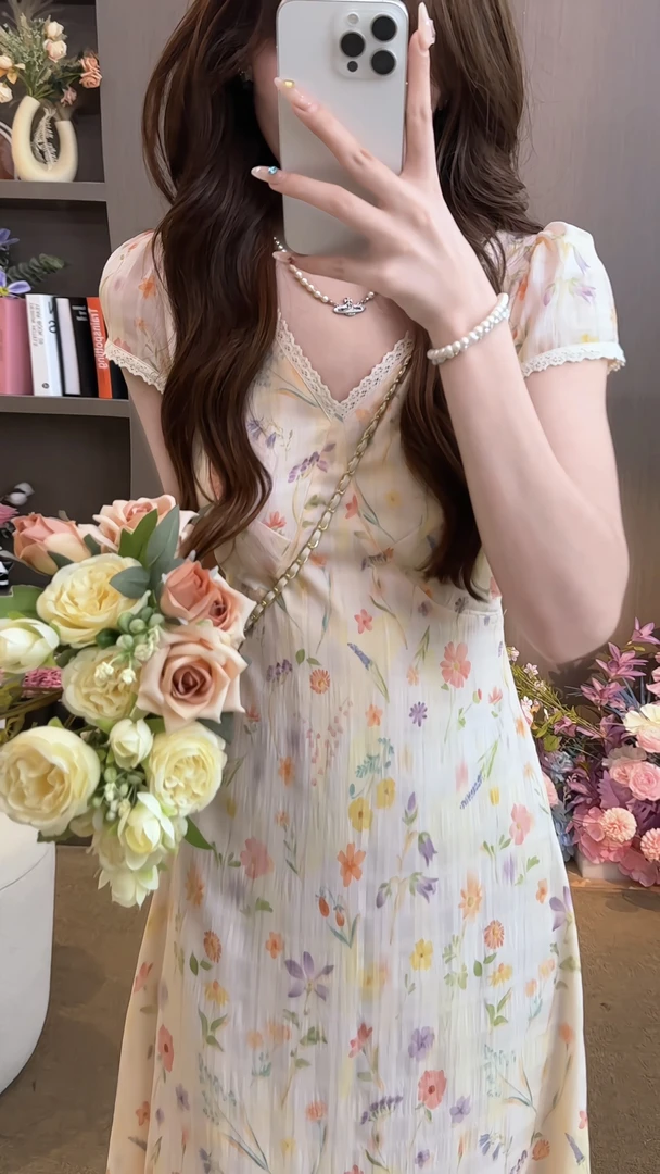 茶歇时尚碎花V领连衣裙女2025夏季新款绑带收腰显瘦长款裙子9005