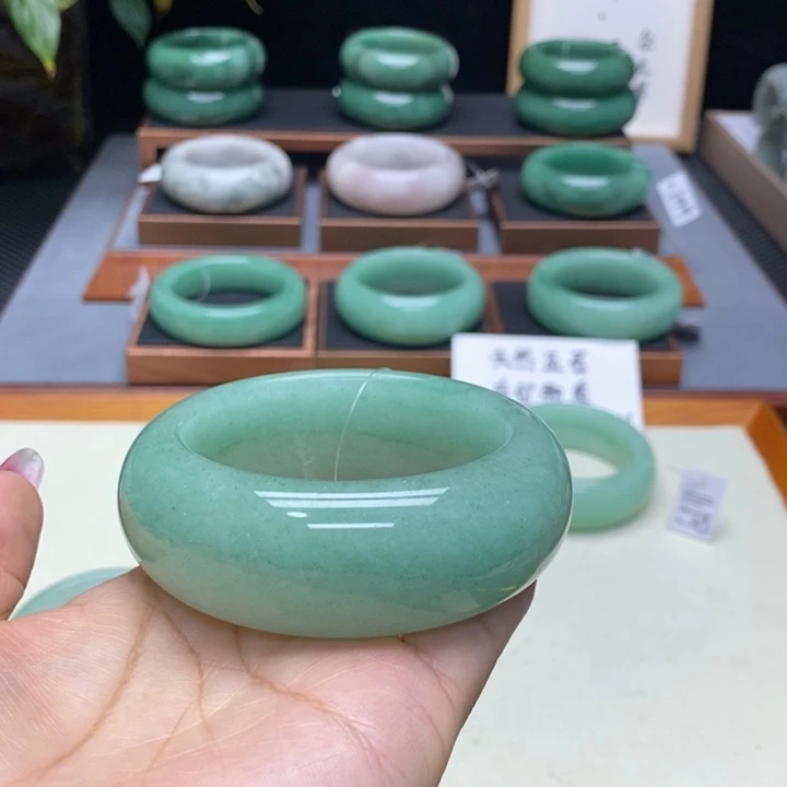 开***姐石英质玉未镶嵌手镯