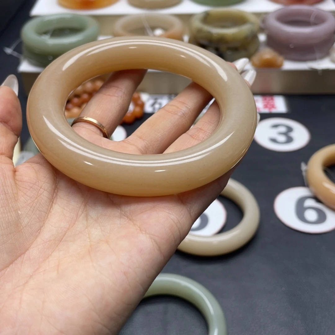 石英质玉手镯未镶嵌是**吖