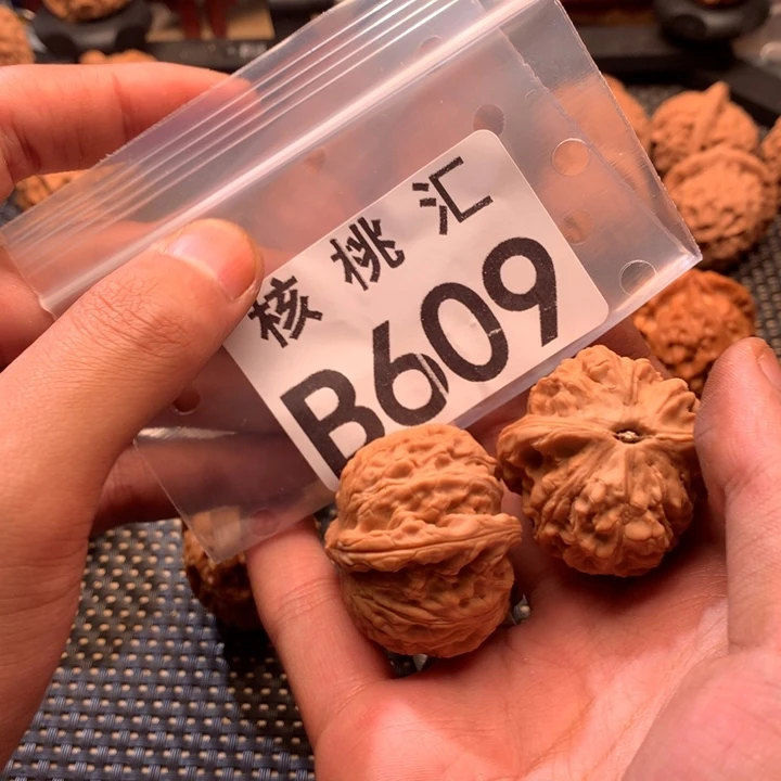 吊坠文玩核桃小金鱼
