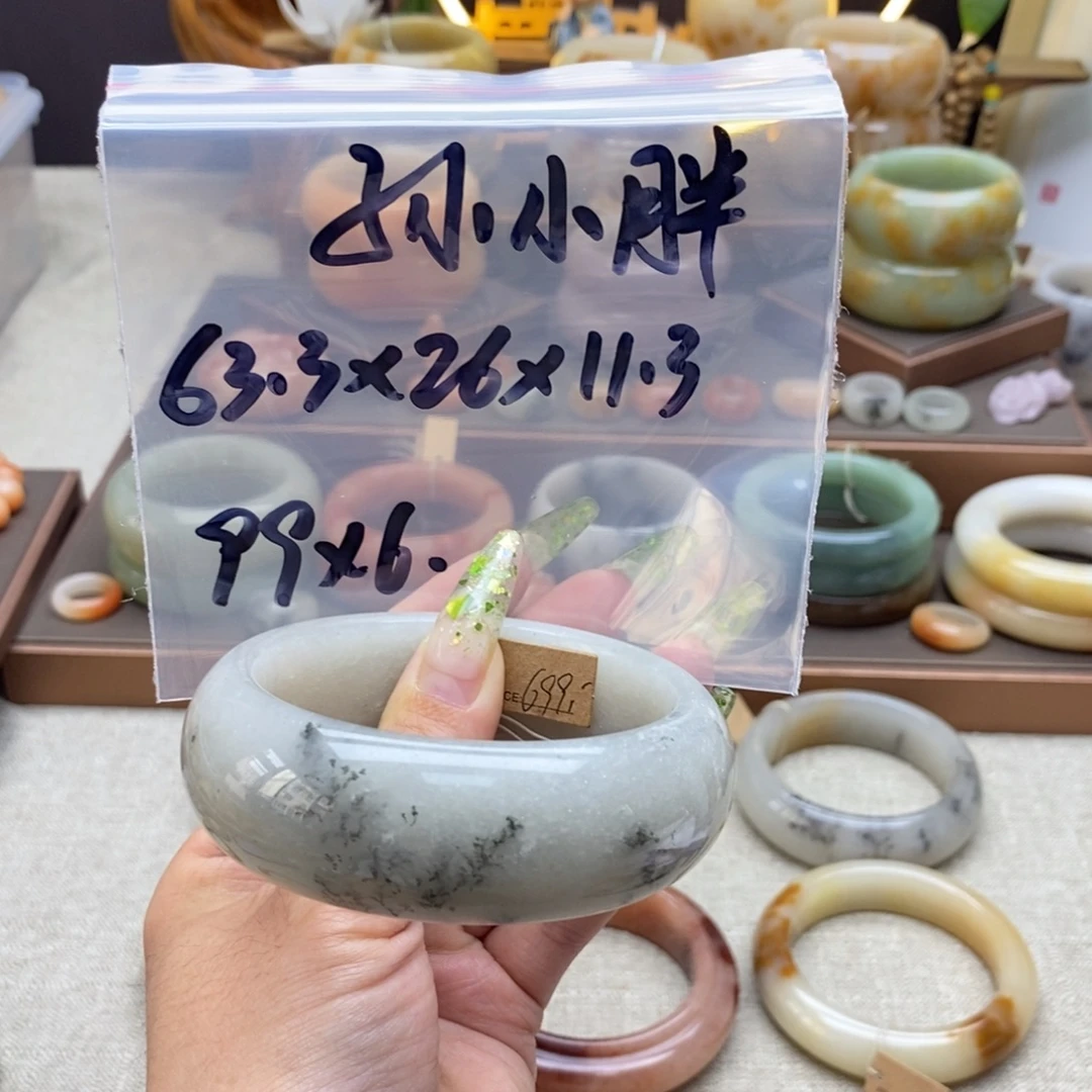 孙***胖合金手镯石英质玉