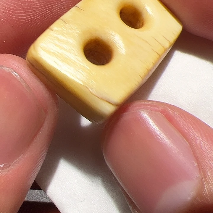 玻璃颈饰在这里的