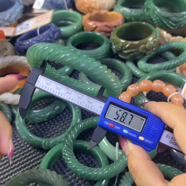 石英质玉未镶嵌手镯
