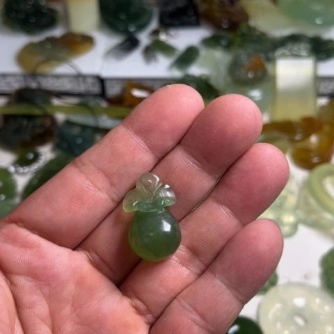 蛇纹石玉未镶嵌颈饰