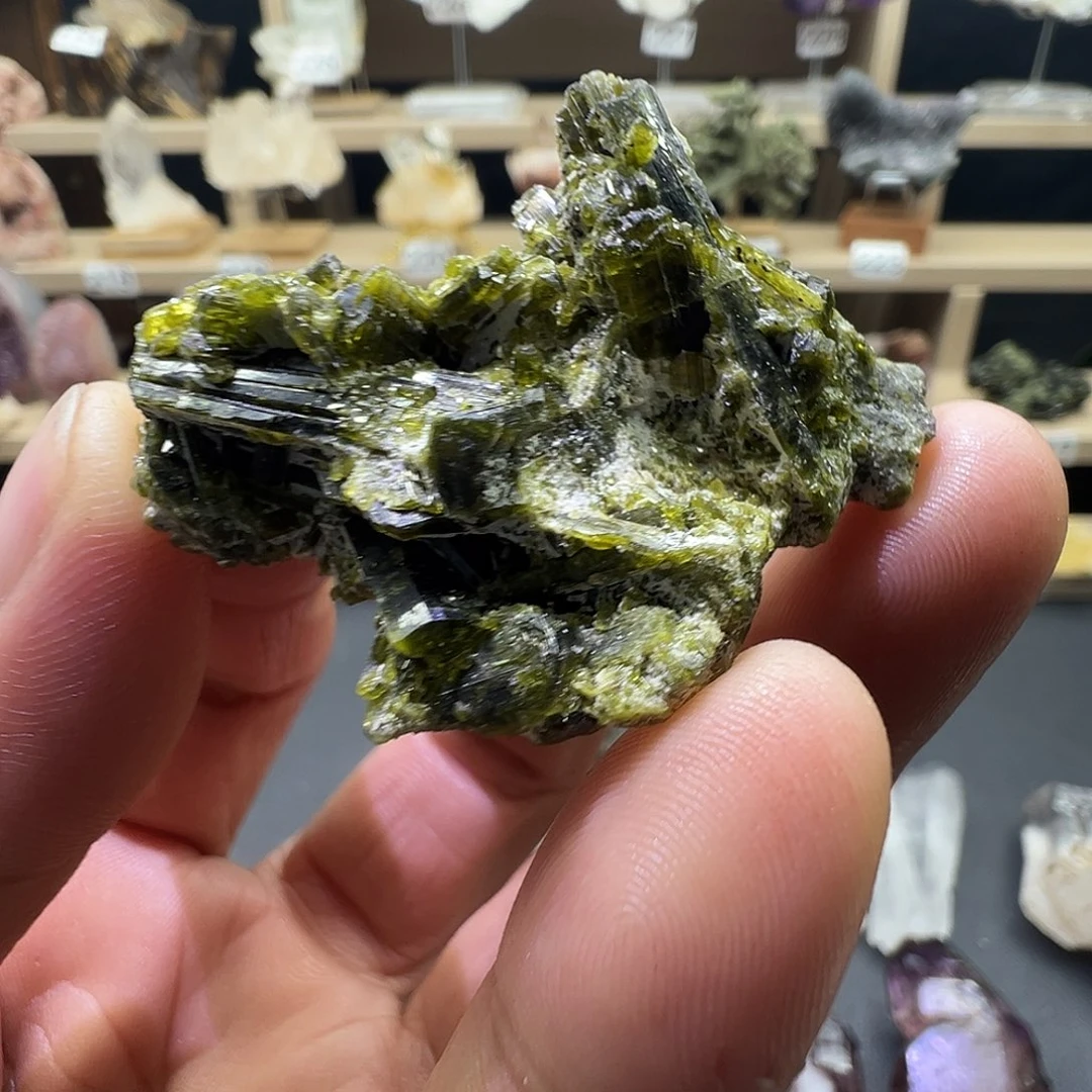 石材绿帘原石摆件，