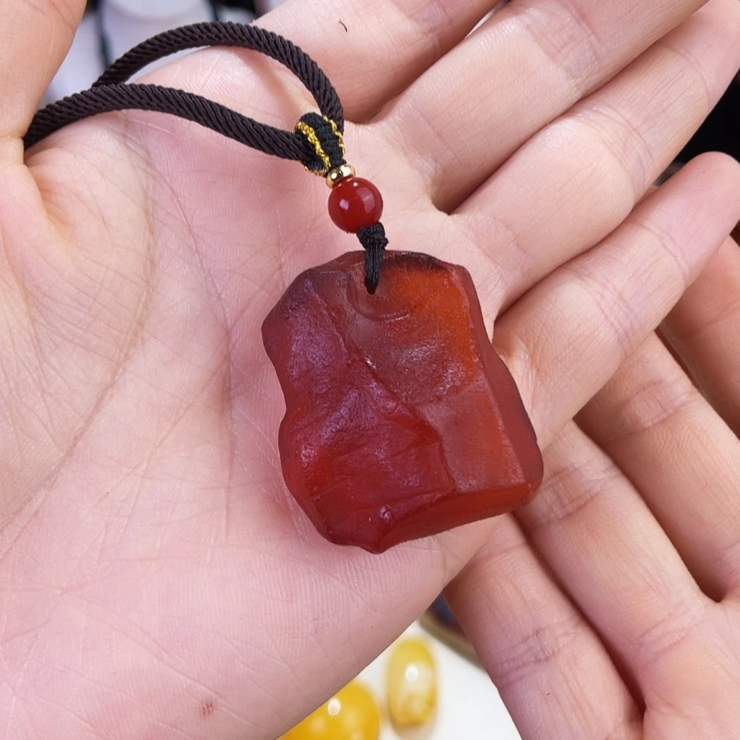 琥珀珠宝奇石未镶嵌。