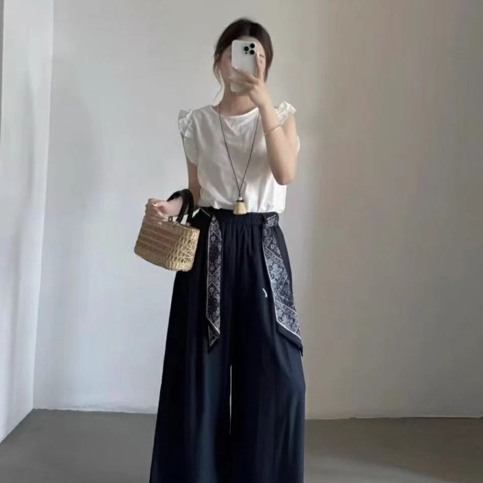 灰灰呀！这个穿起来真舒服！百搭显瘦复古九分阔腿休闲牛仔裤配丝巾