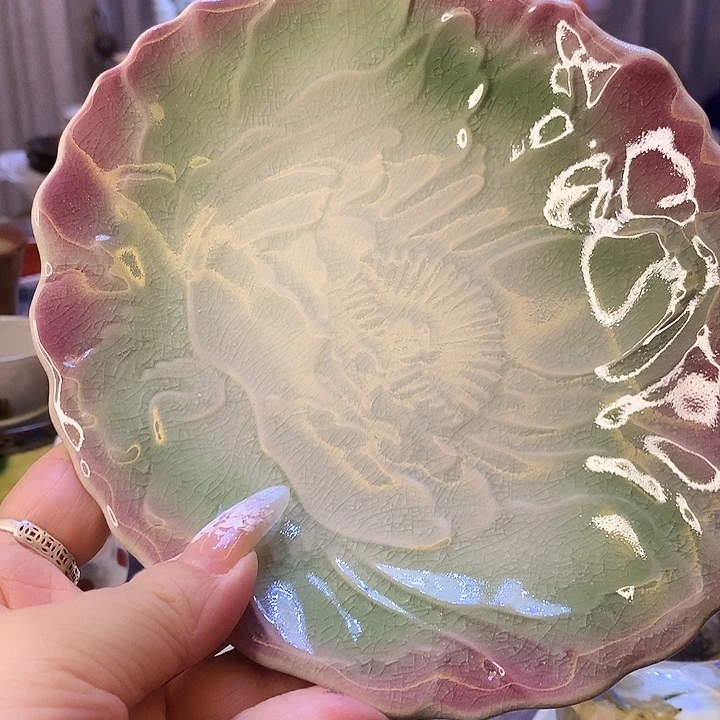 器物的色彩搭配起来很漂亮