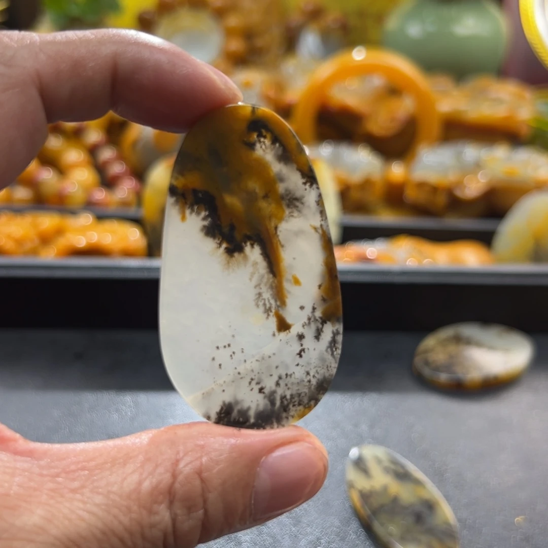石英质玉未镶嵌颈饰