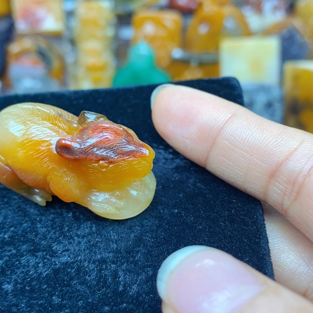 未镶嵌石英质玉（黄龙玉）颈饰
