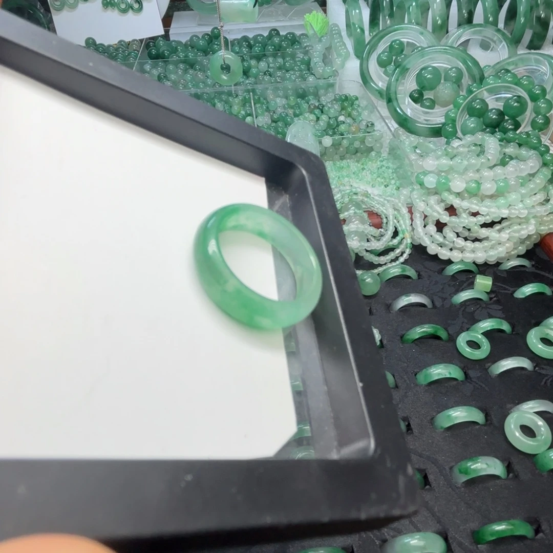 石英质玉（非洲翠）未镶嵌散珠戒指