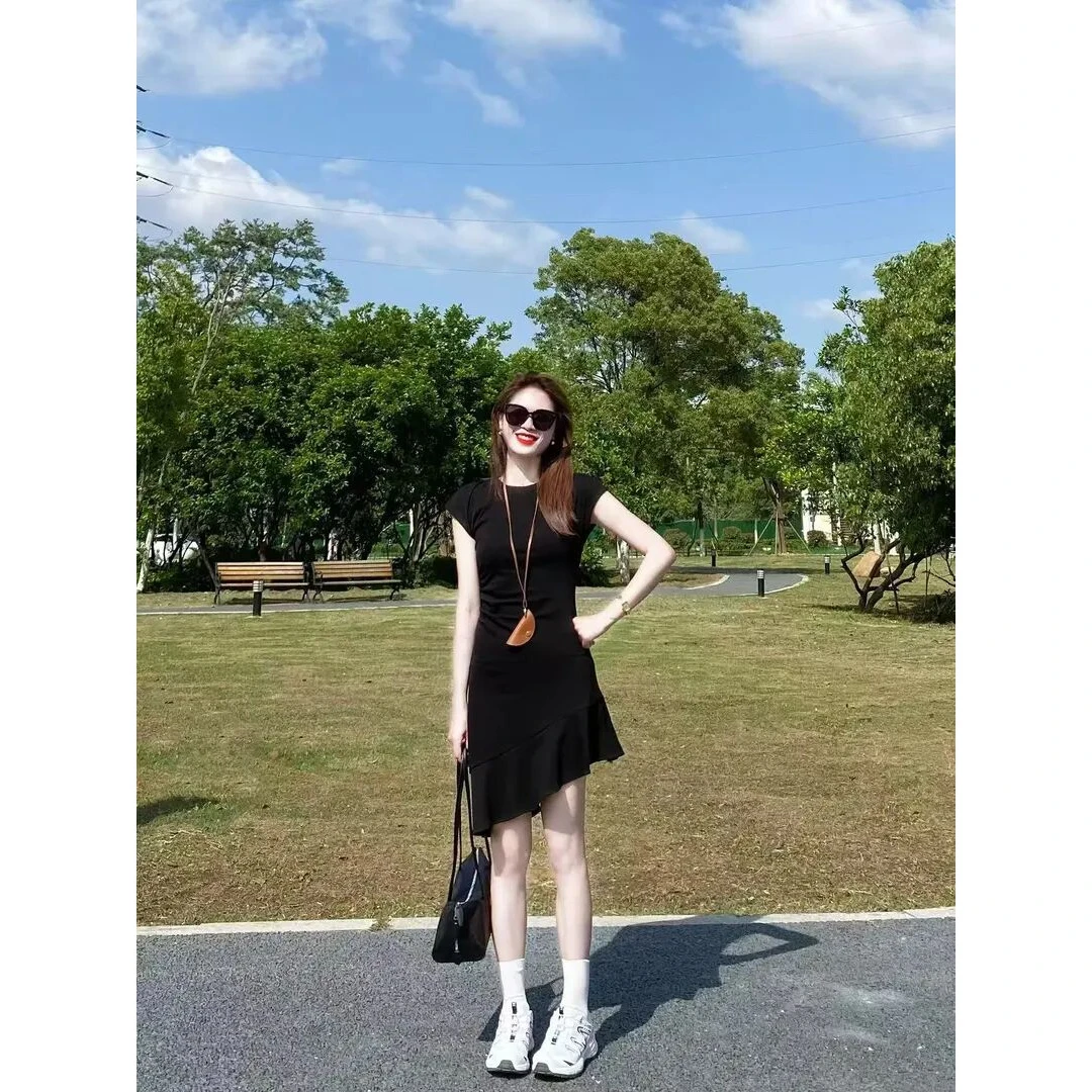 2025春夏新款法式气质高级感小个子通勤黑色不对称褶皱圆领连衣裙