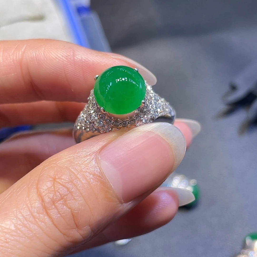 定制翡翠未镶嵌宝****?戒指