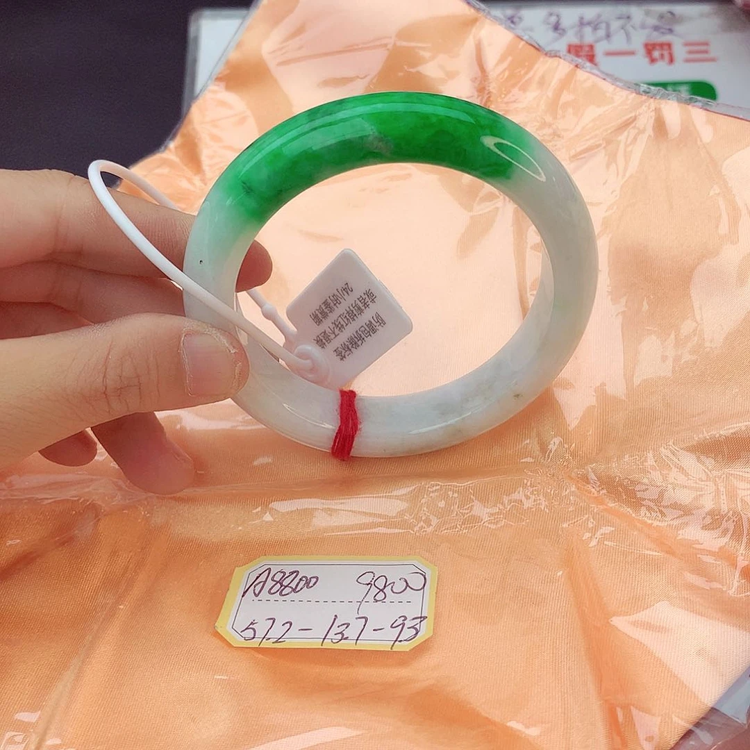 翡翠手镯未镶嵌翡翠