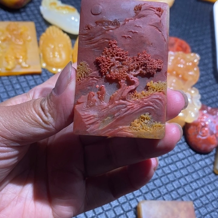 石英质玉（黄龙玉）未镶嵌颈饰