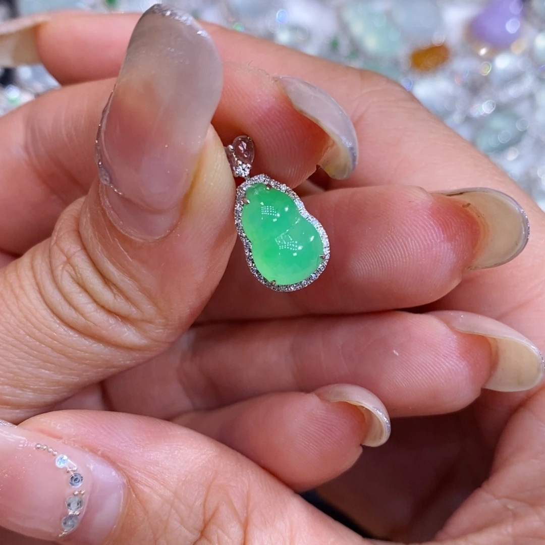 翡翠18K金镶嵌颈饰