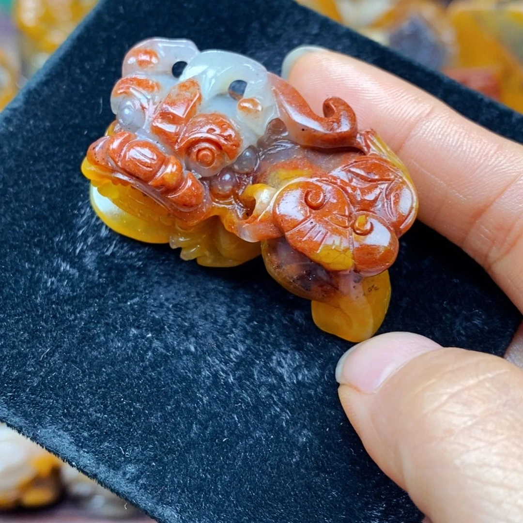 未镶嵌石英质玉（黄龙玉）颈饰