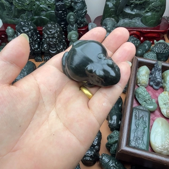 和田玉未镶嵌把件