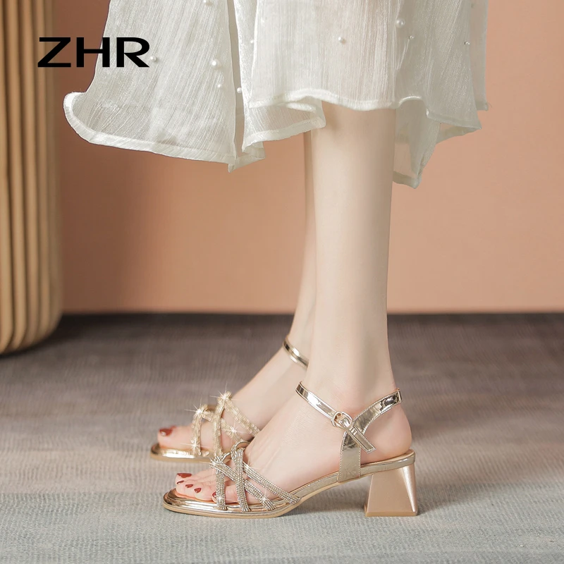 ZHR/则则凉鞋女夏季新款交叉水钻闪带粗中跟方头轻盈百搭时装凉鞋